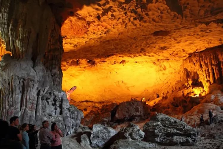 越南旅遊｜北越.下龍灣印度支那號奢華過夜船.女皇雙層纜車.陸龍灣小舟探祕五日｜台中出發-6