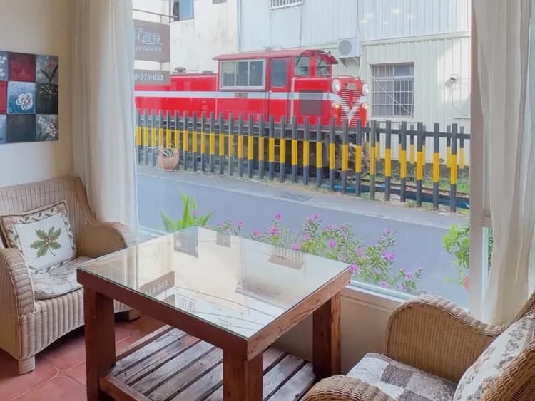 落地窗可以看到阿里山小火車經過唷~
