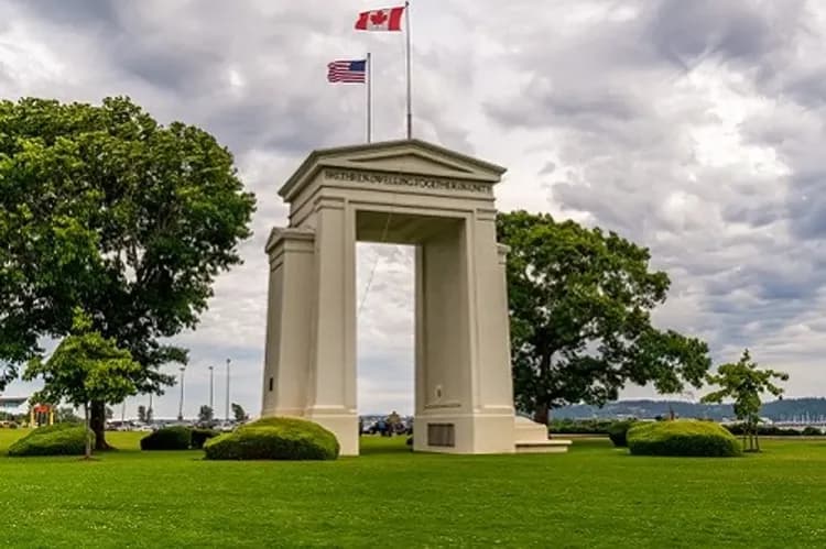【雙主題體驗、早鳥享優惠】黃刀鎮極光(三晚)、特色極光營地、四大國家公園、露易絲湖城堡11日-9