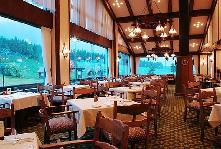 写真：メインダイニング「ベルビュー」