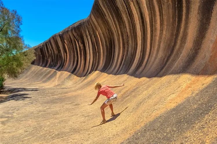 西澳旅遊｜《小孩不佔床扣一萬》夢幻粉紅湖·龍蝦饗宴·百年微醺酒莊·尋找微笑袋鼠·沙丘滑沙·尖峰石鎮·經典悠遊8日