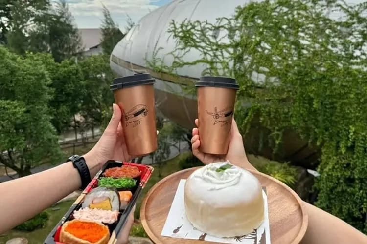 飛機椰林咖啡廳(特別贈送蛋糕＋飲料每人乙份)