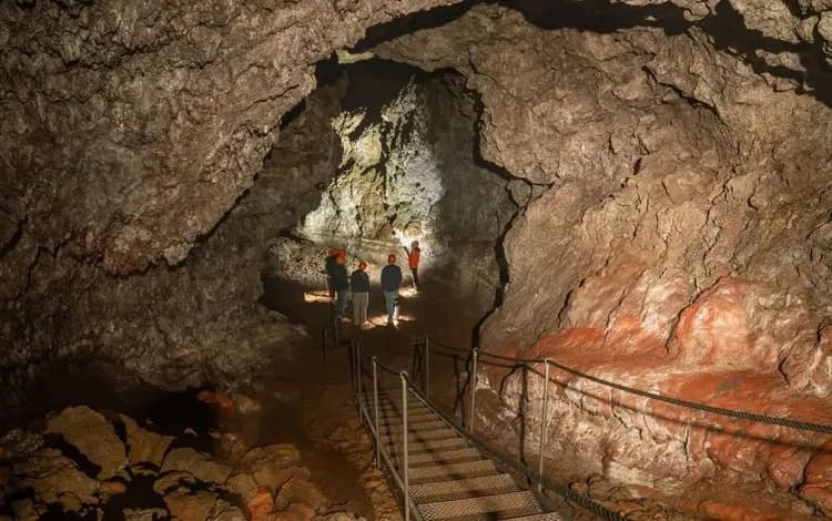地底探險｜瓦汀舍利爾火山熔岩洞穴