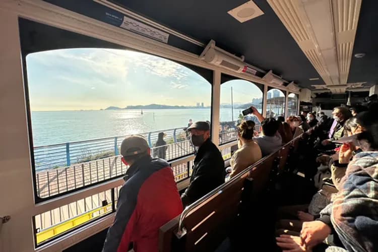 海雲台藍線公園(海岸列車)-海岸觀光列車(青沙浦++松亭；單程約15分鐘)