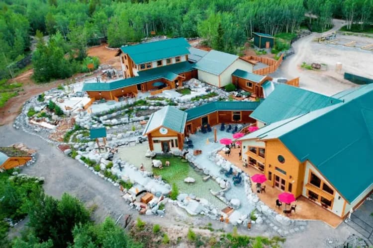 Photo by Eclipse Nordic Hot Springs-育空極地溫泉