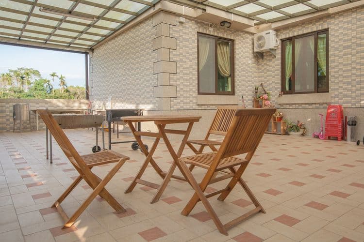 戶外烤肉泡茶區兼停車區