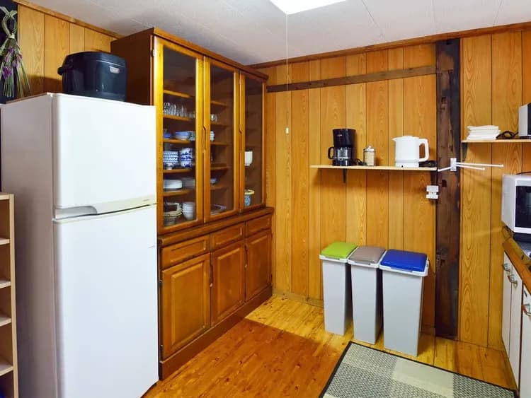 ・冷蔵庫や調理器具一式、食器を揃えています