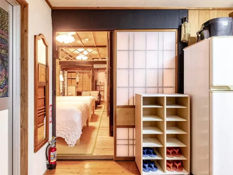 ・【二番裏座】浴室前スペースから見た寝室。キッチンへのアクセスもスムーズです