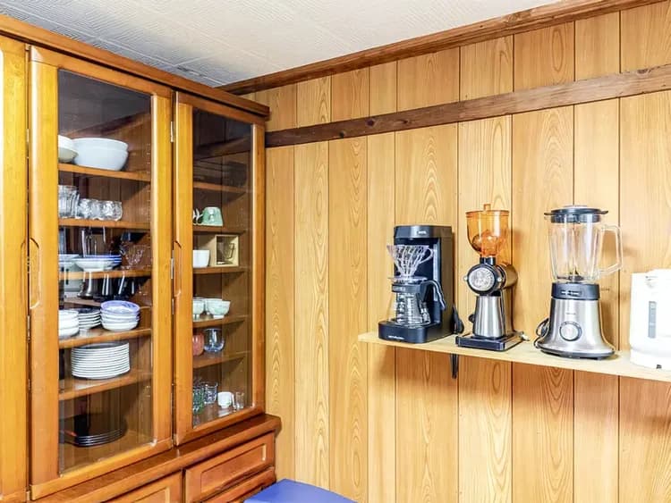 ・【キッチン】棚には食器も豊富にご用意。コーヒーミルやミキサー、電気ケトルもあるので長期滞在にも最適