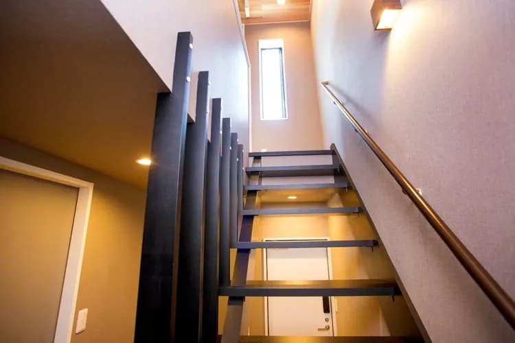 階段から登って2階へ上がれます