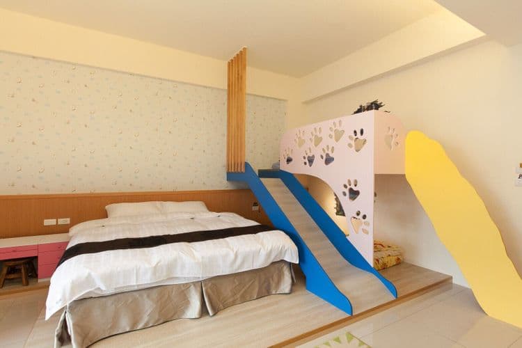 夜泊、梅花鹿民宿｜寬敞親子溜滑梯-9