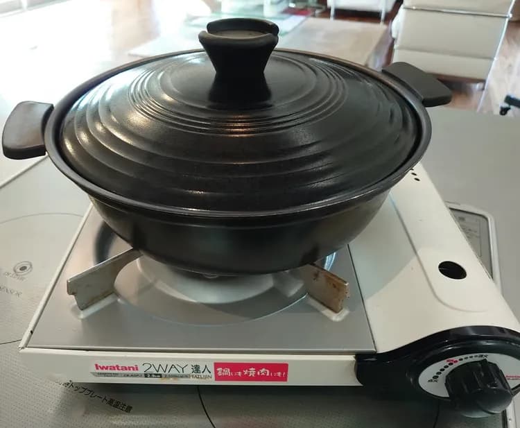 カセットコンロと土鍋をご用意しています。カセットガスは食材とともにご用意ください