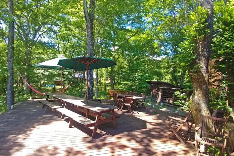 90㎡のウッドデッキ｡朝食はここで｡夏はハンモックをお楽しみください