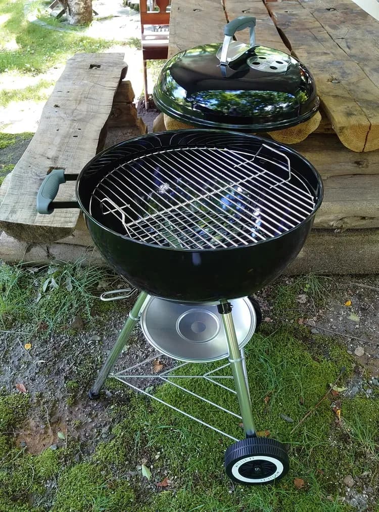 庭で炭火焼きBBQグリルをご利用いただけます