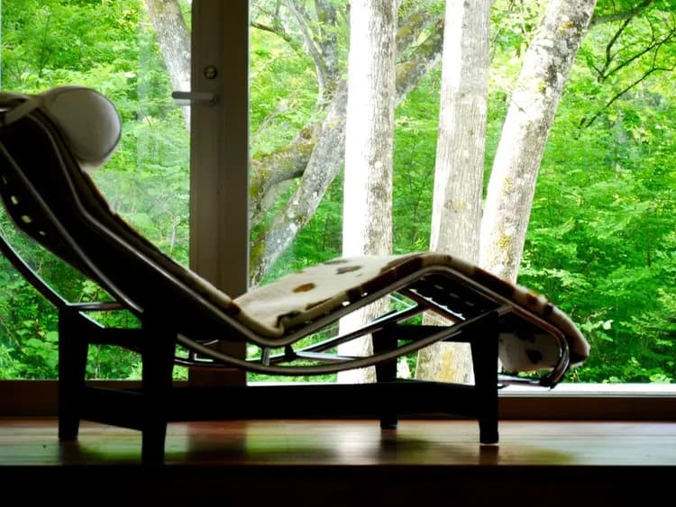 アトリエスペースの大きな窓の前で､ゆったりとお過ごしくだし