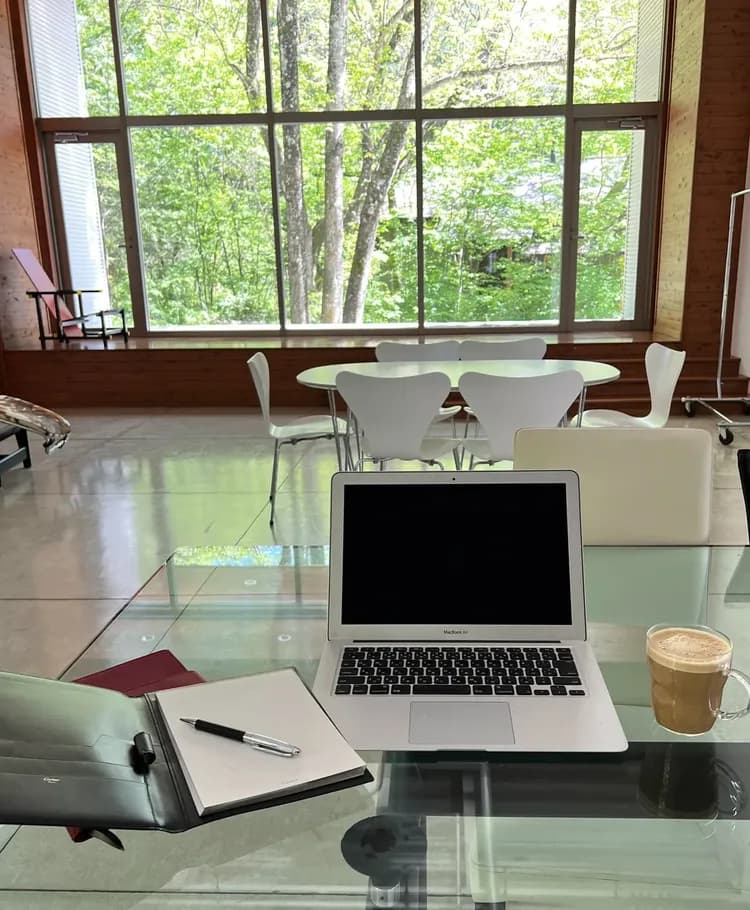 アトリエエリアにあるテーブルもワークスペースとしてご利用いただけます。