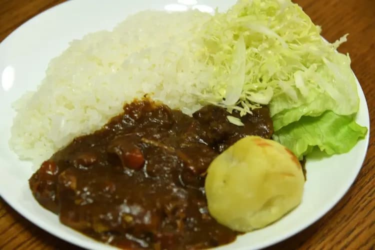 お昼は、美味しいカレーはいかがでしょうか❣