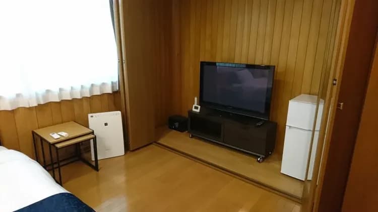 Room 3 備品　テレビ・2ドア冷蔵庫・金庫・空気清浄器・ネストテーブル・懐中電灯・目覚まし時計