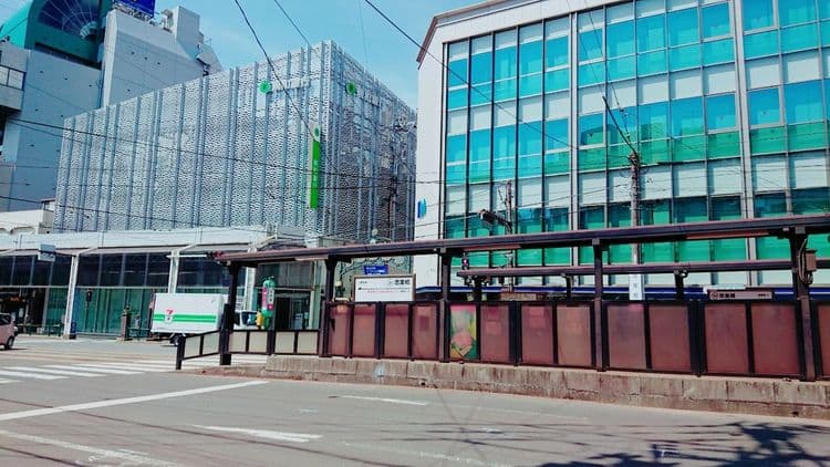 ホステル前に銀行があります。