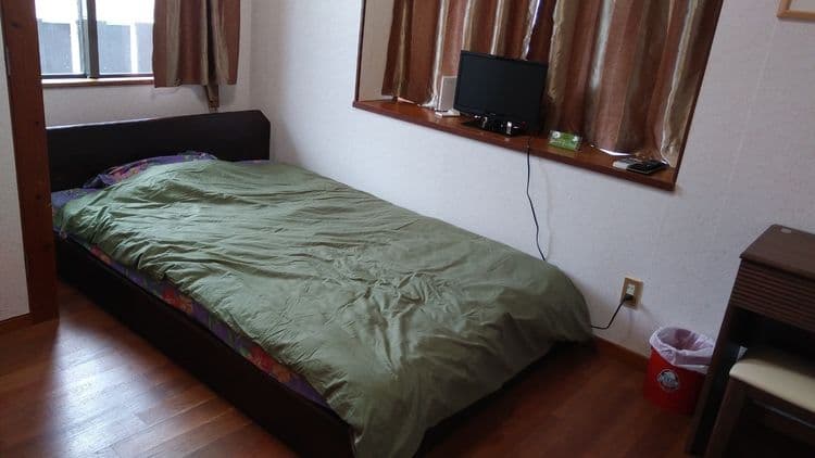 一人部屋（セミダブルベッド）