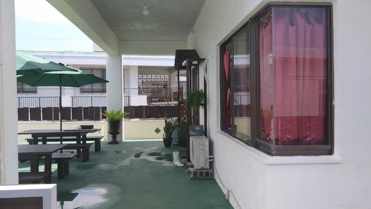 2階右側が客室入り口です