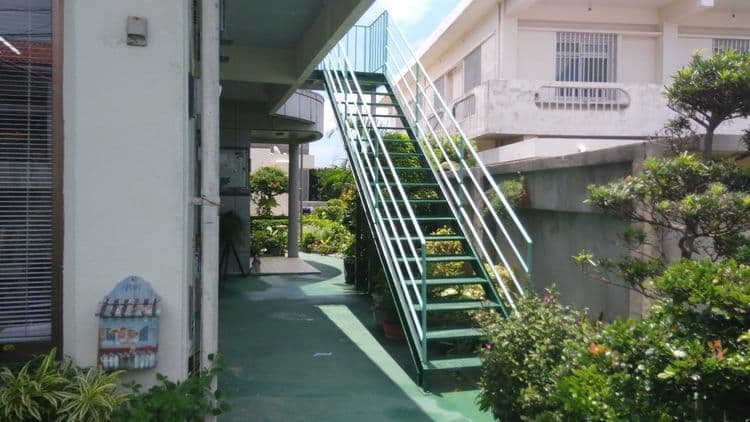 2階ペンションマイギャルへの階段を登って頂きます