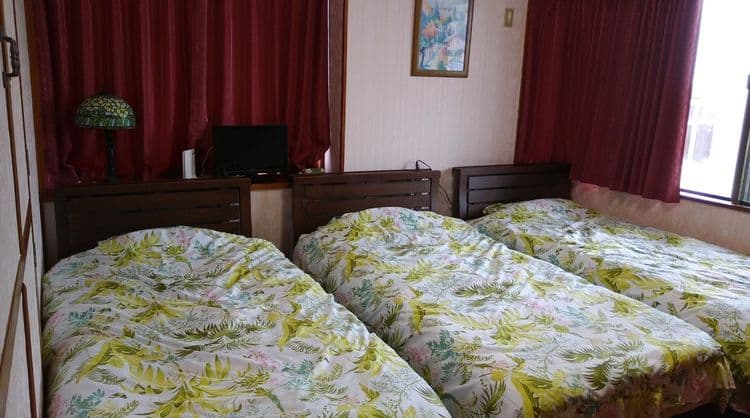 三人部屋（シングルベッド3台)