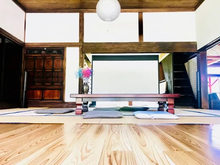 大広間のホームシアターシステムは、100インチスクリーンと5.1chサラウンドでお楽しみ頂けます。BluetoothでBGMとしてもご利用頂けます。