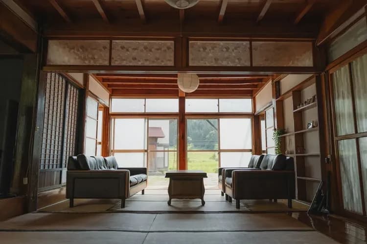 玄関正面の居間