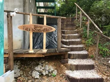 階段を上って玄関です