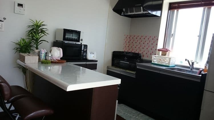 明るいキッチンからは、海も見えます