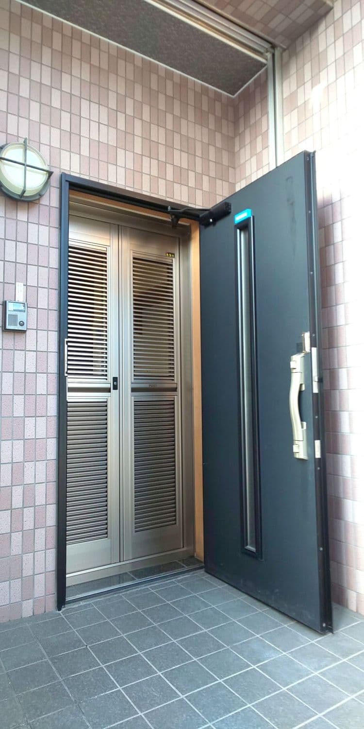 玄関ドア内側に通風ドアを設置しました