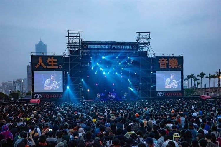 Room with balcony+private bathroom in Kaohsiung(near weiwuying/tarakopark/pier2/night market)-12