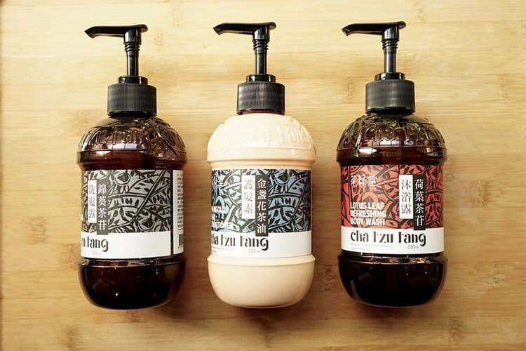 大罐的茶籽堂洗沐用品 (沐浴乳、洗髮精、護髮素)