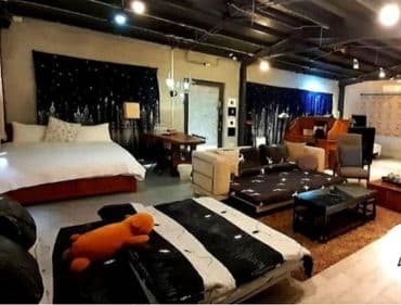 7-8人房型 一張加大雙人床 一張雙人床 2張雙人沙發床