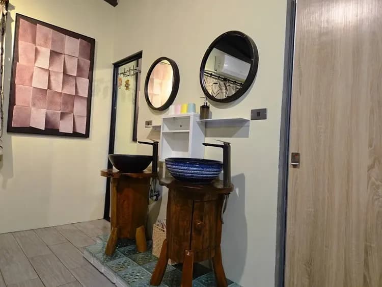 獨特柚木的洗手台落地鏡 大小毛巾   沐浴精   洗髮精    潤絲精 都會幫你準備  廁所為淋浴間