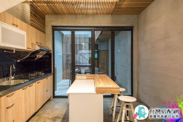 Time Traveling Hostel near Forest Park, 4D Night Market-4