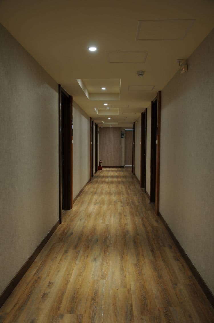 寬敞明亮的走廊通道