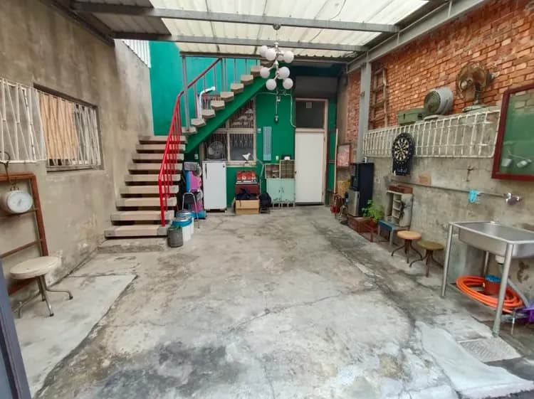 入口庭院(裡面可停放小台車)