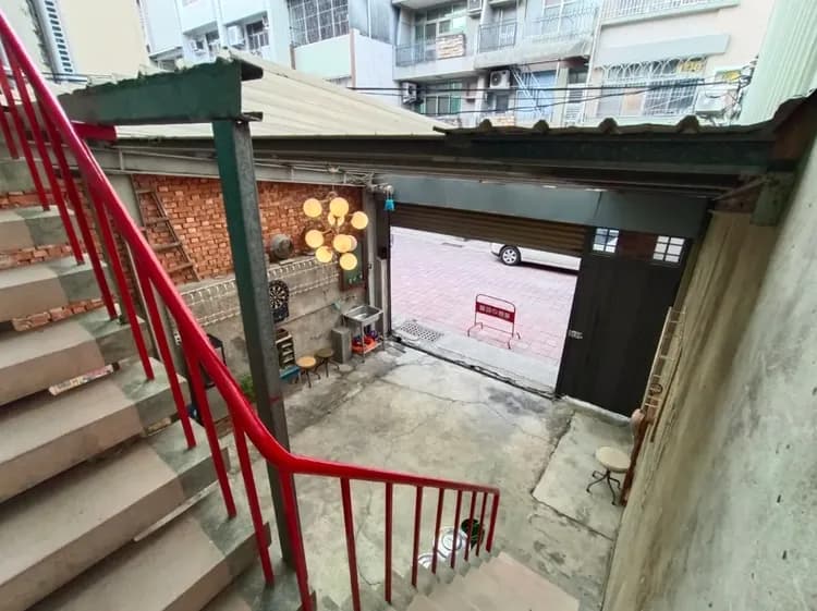 入口庭院(門口可停放一台車)