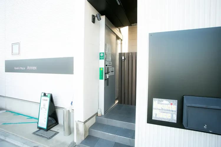 玄関前には照明も設置しておりますので、夜でもご安心下さい。