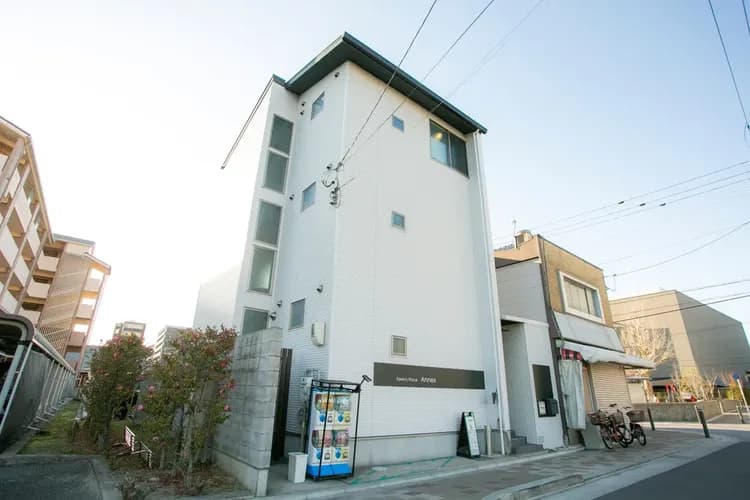 白を基調としたスタイリッシュな外観が特徴です。