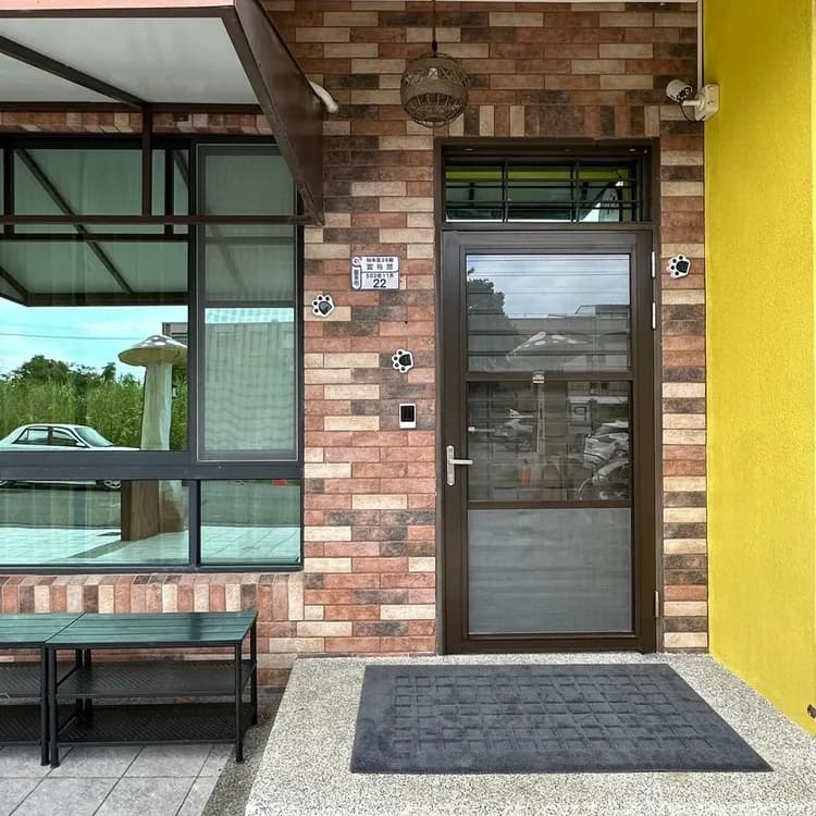 門 口 擺 放 地 毯 ， 迎 接 您 到 來 ~