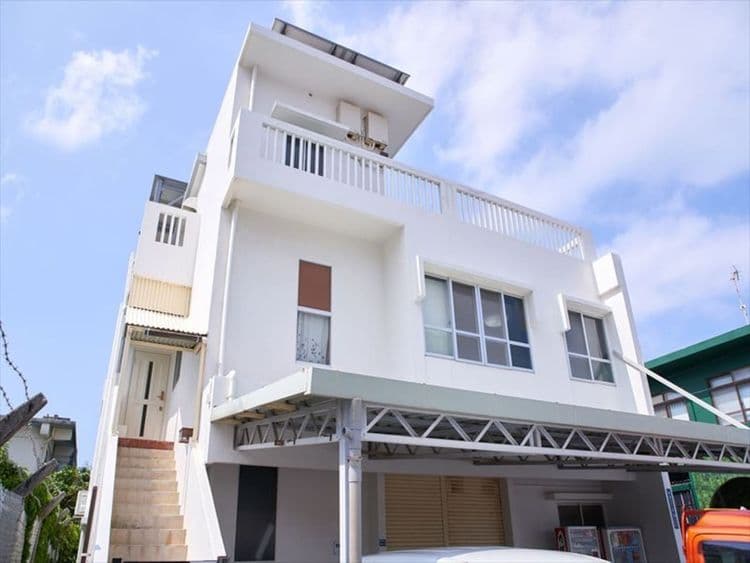 那霸機場車程25分/超市步行3分/3房1廳/最多可住12人/101㎡/免費停車位2個/觀光便利-1