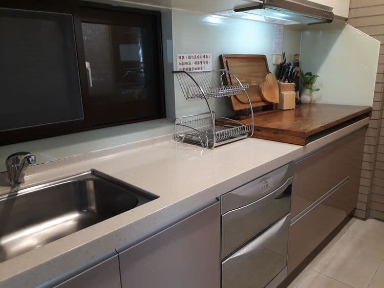 明亮潔淨的廚房空間