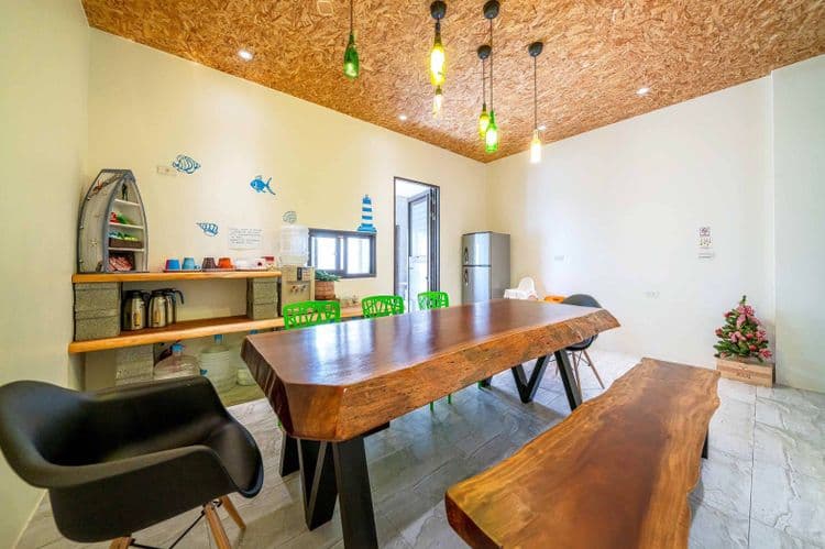 粗曠厚實實木餐廳及飲水點心區