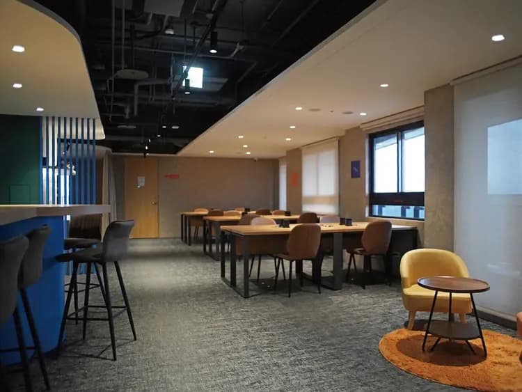 Roaders Plus Hotel - Theme-17