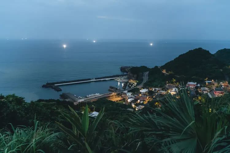 Twilight Moon  | Seaview Building B&B (2-12 people in a private building)-9