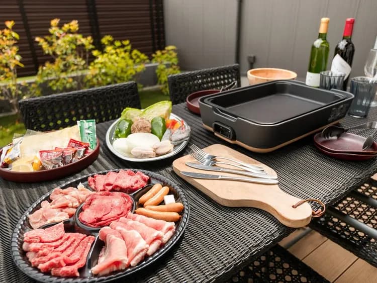 【BBQ食材セット】牛・豚・鶏肉・海鮮二種（海老・帆立）と、彩りが豊かなお野菜のセットです