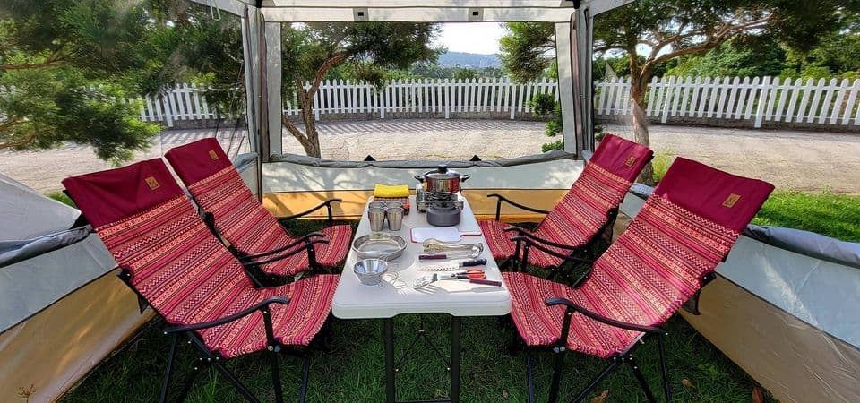 親子露營推薦,桃樂絲露營區|免費升級一泊二食!開心農場體驗,預訂包含一頂炊事帳、露營椅、炊事用具、餐桌